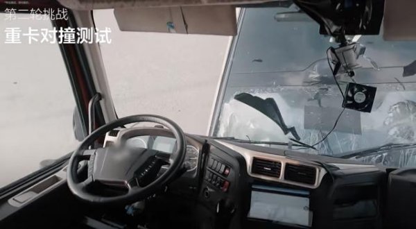 股利网 “理想i8撞重卡”视频已将乘龙车标打码，知情者称东风曾第一时间与理想沟通，对方拒绝删除测试视频